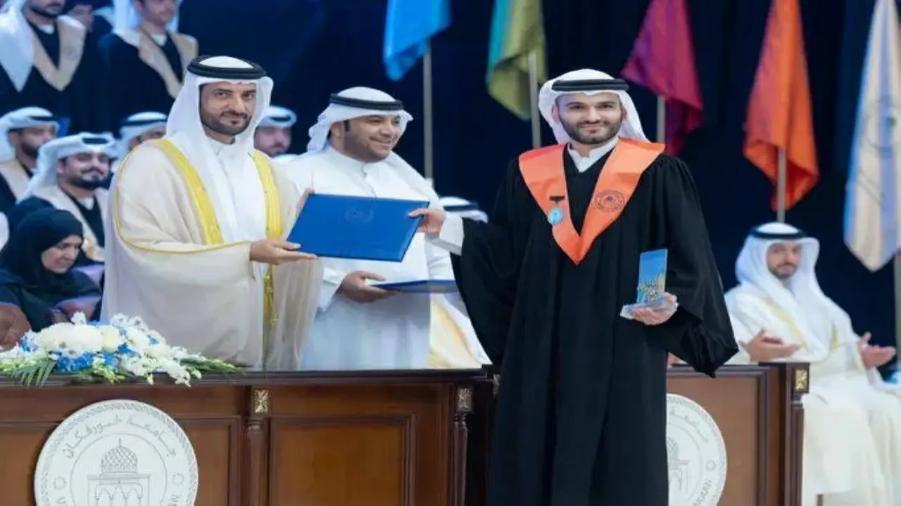 سلطان بن أحمد يحتفل بتخريج دفعة جديدة من طلاب جامعة خورفكان
